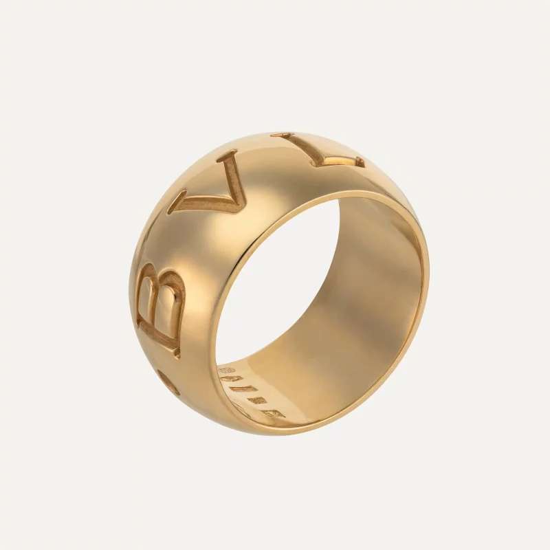 Detalhe do anel Bvlgari Monologo em ouro amarelo 18kt com letras gravadas