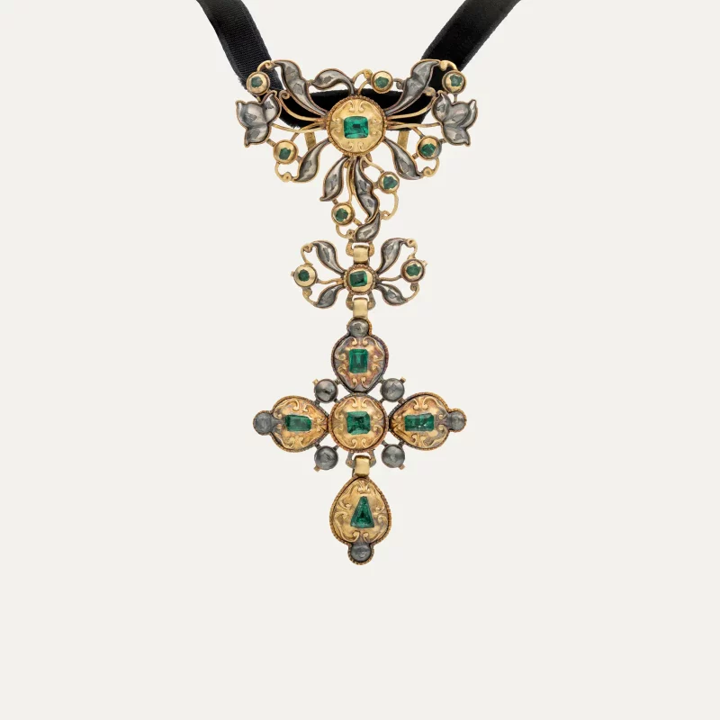 9002586-pendente-cruzado-ouro-esmeraldas-diamantes-espanhol-seculo-XVIII-alexandra-matias-joias-P1